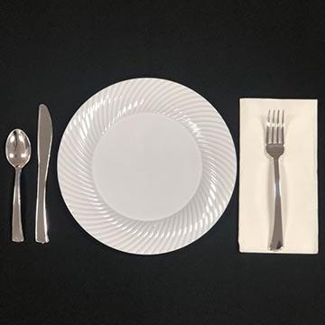 一次性白色盘子与银色塑料器皿